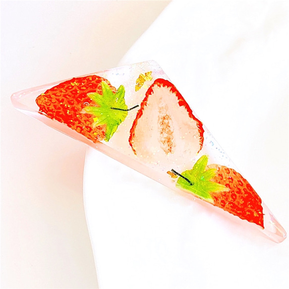 苺】押しフルーツヘアクリップ【樹脂粘土】 ヘアクリップ・バナナ  