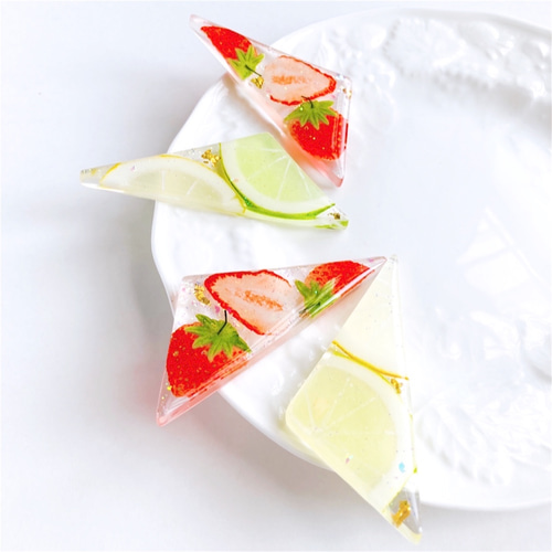 苺】押しフルーツヘアクリップ【樹脂粘土】 ヘアクリップ・バナナ  