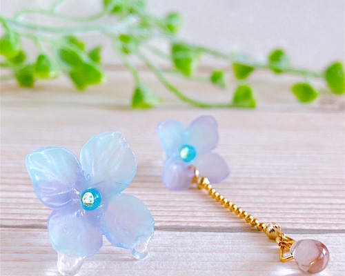 紫陽花と雫ピアス・イヤリングチャーム✩.*˚天然石×14kgf 紫陽花と雫のピアス ピンク×ブルー | Atelier Mon Chat Bleu
