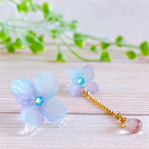 特集掲載】雫がキラリ！青紫 紫陽花のピアス／イヤリング【樹脂粘土 