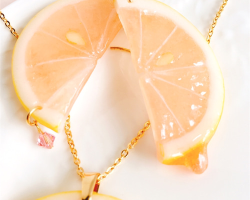 フレッシュ！ピンクグレープフルーツの耳飾り【樹脂粘土】 イヤリング