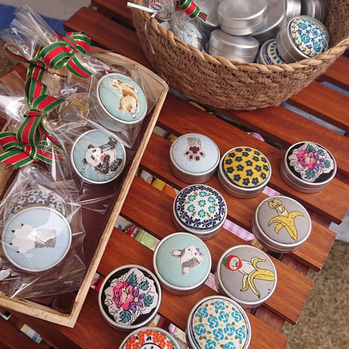 コロンとかわいい小さな小物入れ☆色んなポーズのハチワレねこ