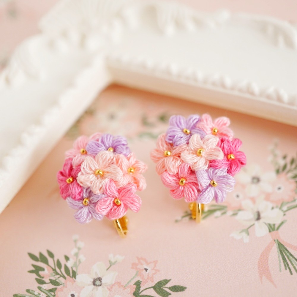 アンティーク フランス 苺とさくらんぼの赤糸刺繍 プチスカラップ花びら縁ドイリー アンティーク フランス 苺とさくらんぼの赤糸刺繍 プチ