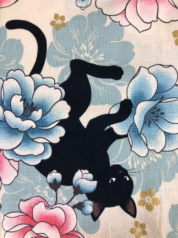 Creema限定 猫 ゆるVネックブラウス  大判マスク付  57cm丈  クロネコ  花  a 5枚目の画像