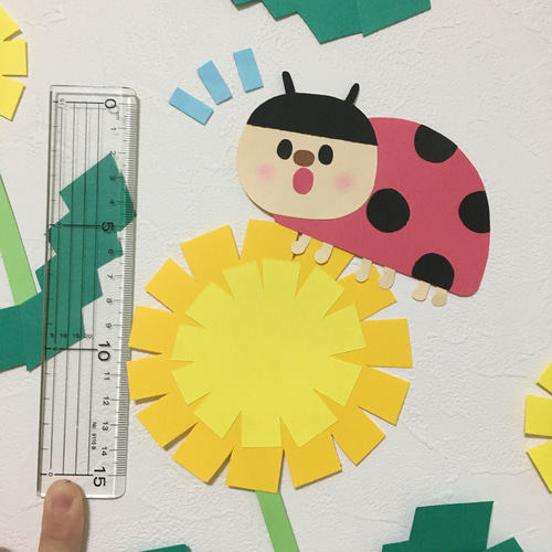 壁面飾り》《春》《保育》春を感じるたんぽぽと虫たちの壁面飾り