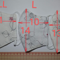超軽量／綿Sガーゼ＋麻混ガーゼ3層立体マスク（フィルターポケット付）M～LL・脱着ノーズワイヤー選択可／オフ白+赤花柄　 4枚目の画像
