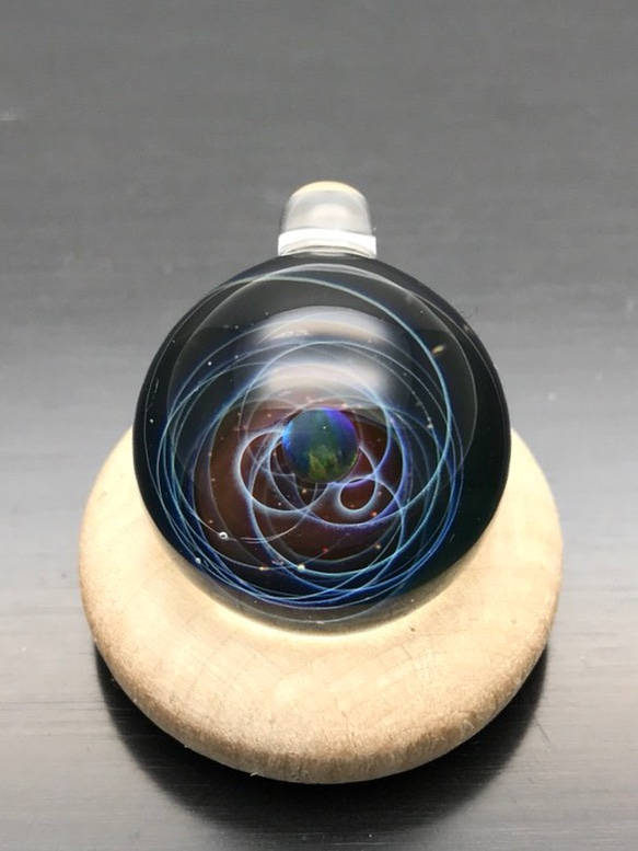 ガラスジュエリーペンダント　渦（ブラックオパール）C8 2枚目の画像
