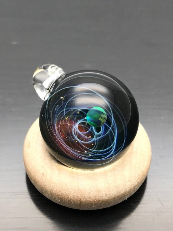 ガラスジュエリーペンダント　渦（ブラックオパール）C8 3枚目の画像