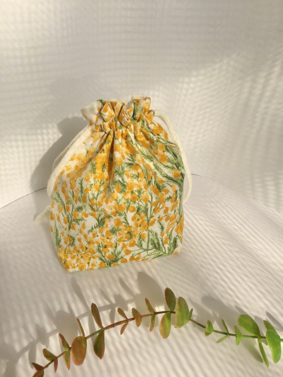 ミモザの巾着ポーチ　春爛漫　コスメポーチ、バッグの中の小物整理に　 2枚目の画像
