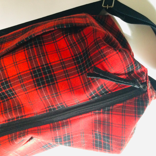 大容量ショルダーバッグ A4対応 赤タータンチェック 5ポケット ボトル