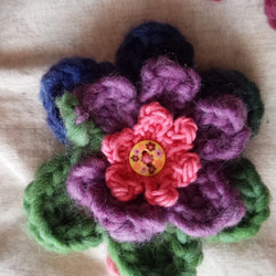 手編み　お花のブローチ（花心ピンク色） 1枚目の画像