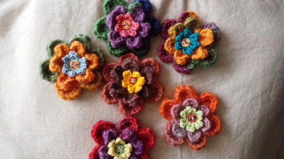 手編み　お花のブローチ（花心ピンク色） 3枚目の画像
