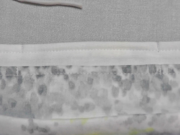 抗菌・防臭ダブルガーゼのプリーツマスク（オフホワイト×グレー系） 3枚目の画像