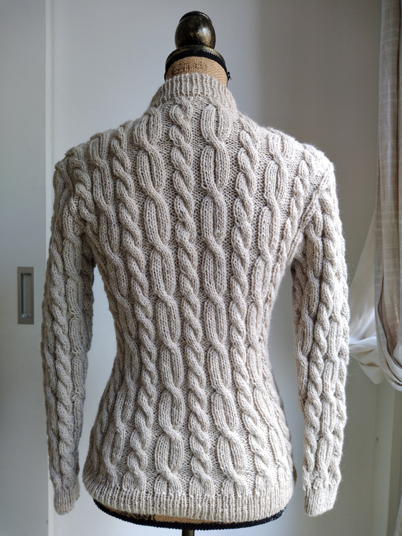 縄編み模様のセーター 3枚目の画像