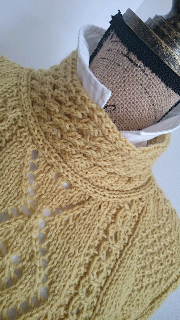 透かし編み模様の変わりハイネックセーター 4枚目の画像