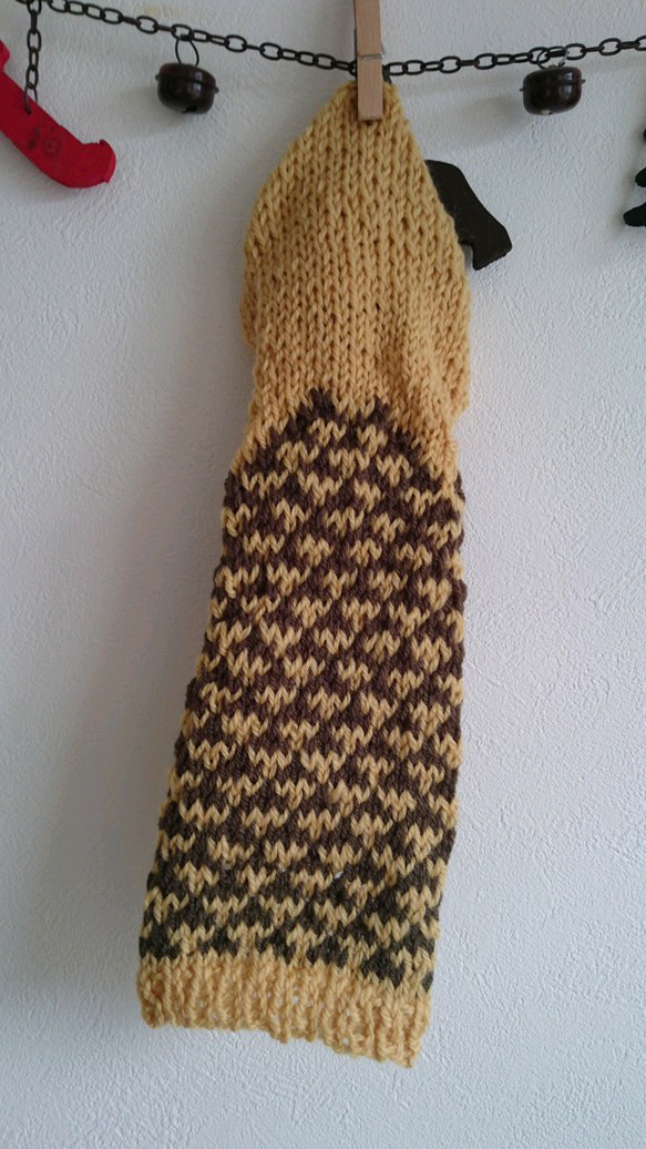 小さなフード付き二色の編み込みセーター 1枚目の画像