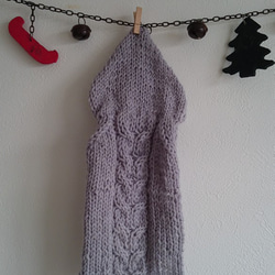 小さなフード付き縄編み模様セーター 1枚目の画像