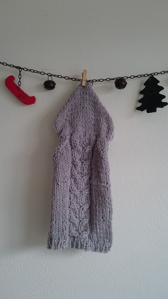 小さなフード付き縄編み模様セーター 1枚目の画像