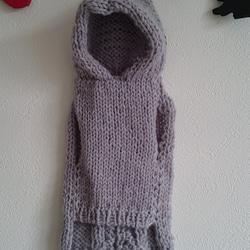 小さなフード付き縄編み模様セーター 2枚目の画像