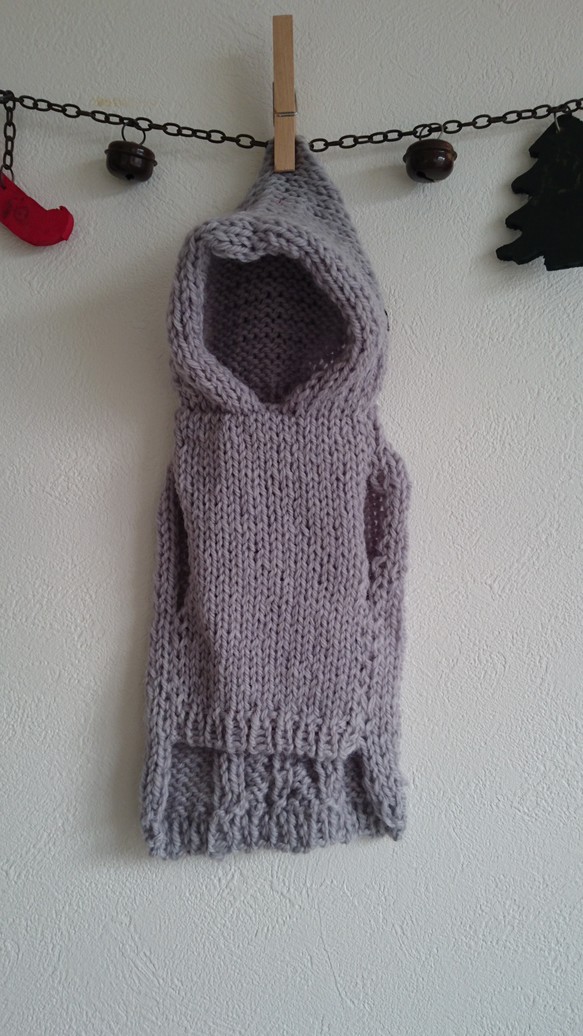 小さなフード付き縄編み模様セーター 2枚目の画像