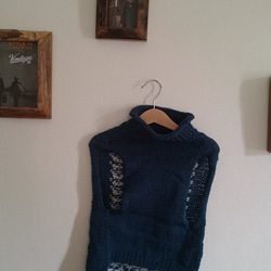 二色の和柄風編み込みセーター 2枚目の画像