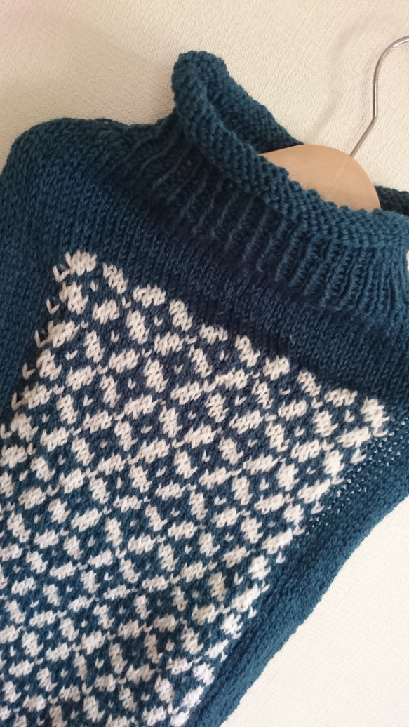 二色の和柄風編み込みセーター 3枚目の画像