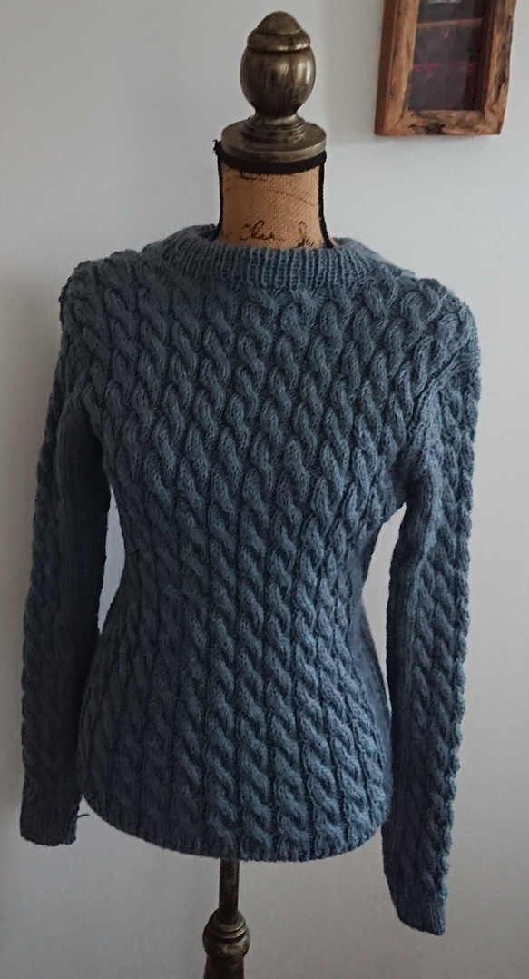ケーブル編みのブルーグレーセーター 1枚目の画像