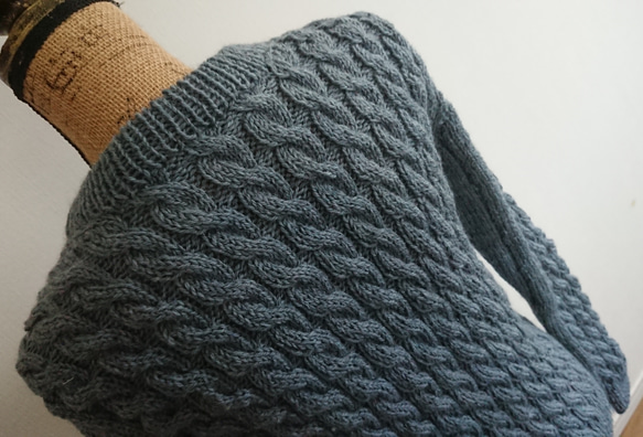 ケーブル編みのブルーグレーセーター 4枚目の画像