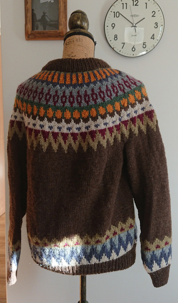 ユニセックスのヨーク編みセーター 4枚目の画像