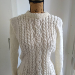 アラン模様の白いセーター 1枚目の画像