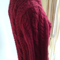 アラン模様のセーター(エンジ) 2枚目の画像