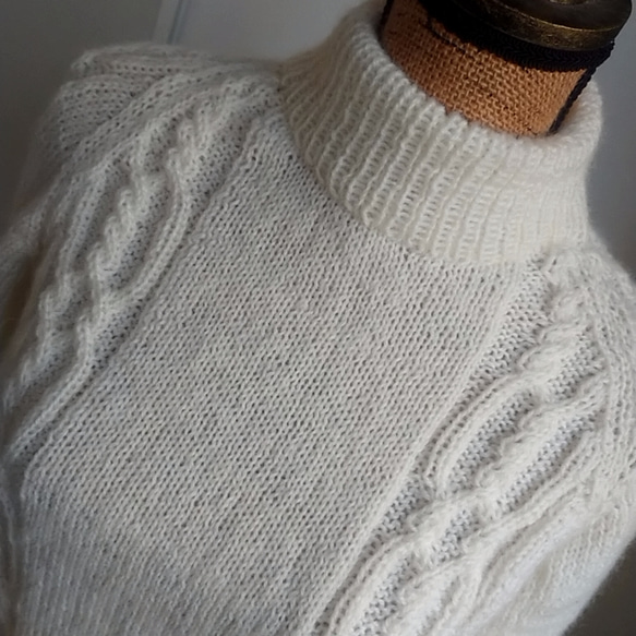 ボトルネックの縄編みセーター 2枚目の画像