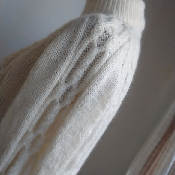 ボトルネックの縄編みセーター 4枚目の画像