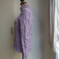 ハイネックの縄編みセーター 2枚目の画像