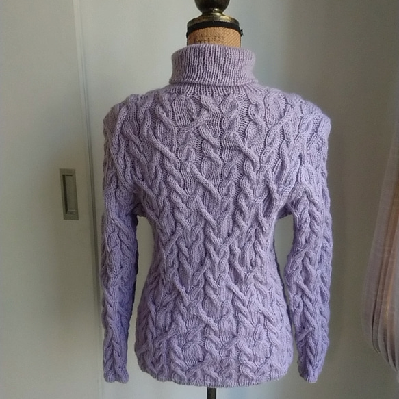 ハイネックの縄編みセーター 3枚目の画像
