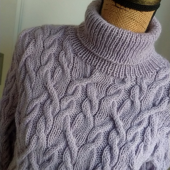 ハイネックの縄編みセーター 4枚目の画像