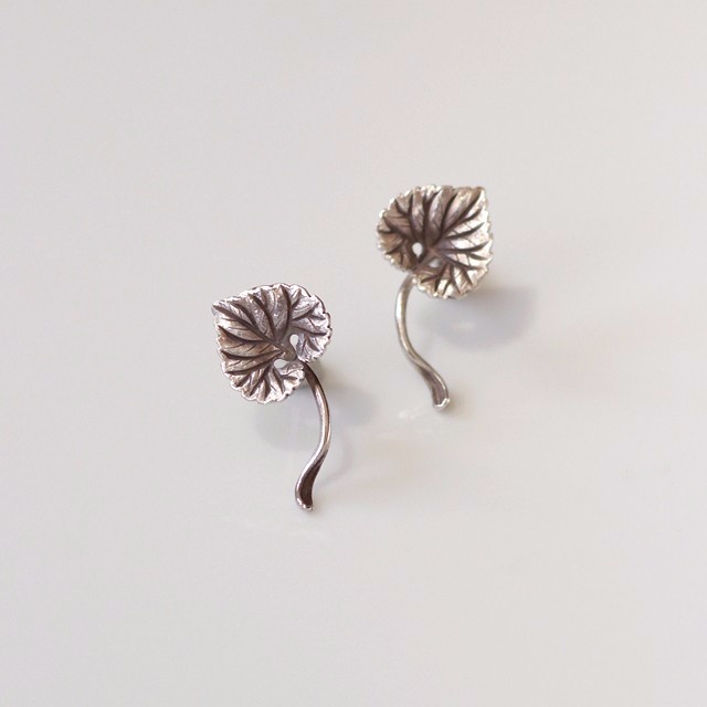 スミレのリーフピアス