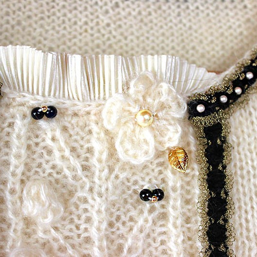 ビーズ刺繍のブレードと花が可愛らしい半袖モヘアニット ニット  