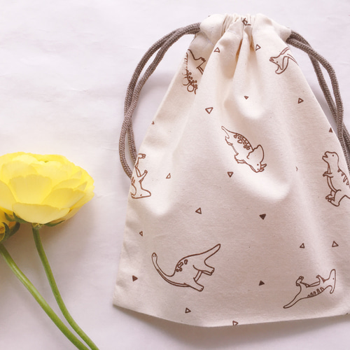 専用✳︎ハンドメイド✳︎巾着　恐竜柄　アイボリー　巾着　コップ袋などに♩ 専用✳︎ハンドメイド✳︎巾着 恐竜柄 アイボリー 巾着 コップ袋などに