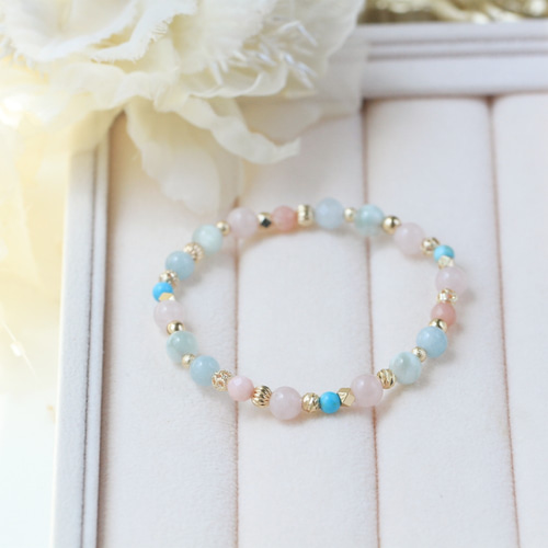 支笏湖のほとりに咲く花の海。アクアマリン/ターコイズ/ピンク  