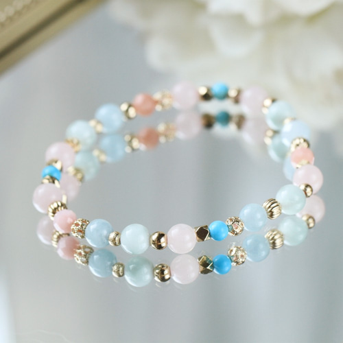 支笏湖のほとりに咲く花の海。アクアマリン/ターコイズ/ピンク  