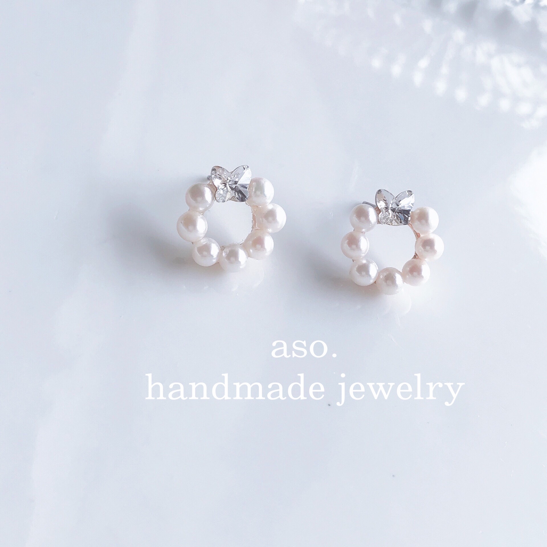 【幸せを運ぶ】あこや真珠と蝶（クリスタルガラス）のステンレスピアス／イヤリング　アレルギー対応　バタフライ