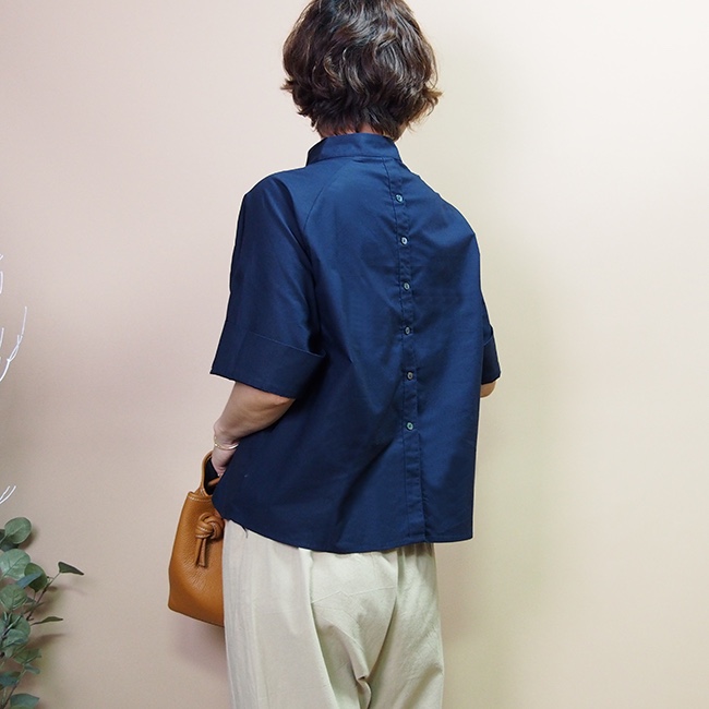 【秋色ネイビー♪再〜再々販】バックボタンの7分袖シャツ（ネイビー）20223