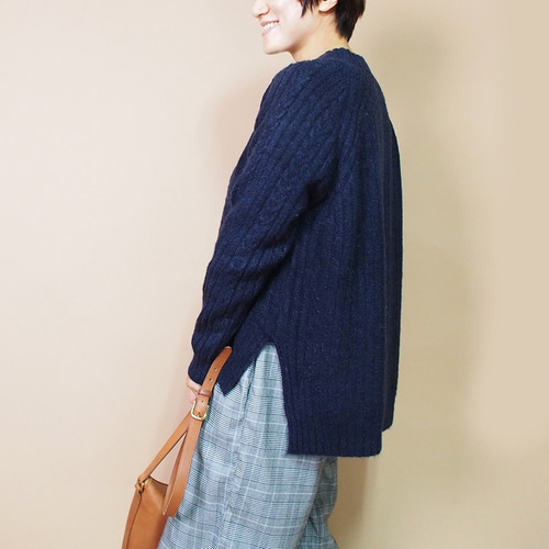 新作再販】大人かわいい ラウンドネックふわふわニット（ネイビー