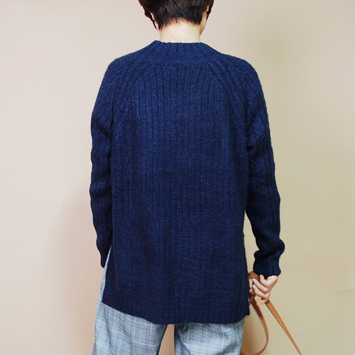 新作再販】大人かわいい ラウンドネックふわふわニット（ネイビー