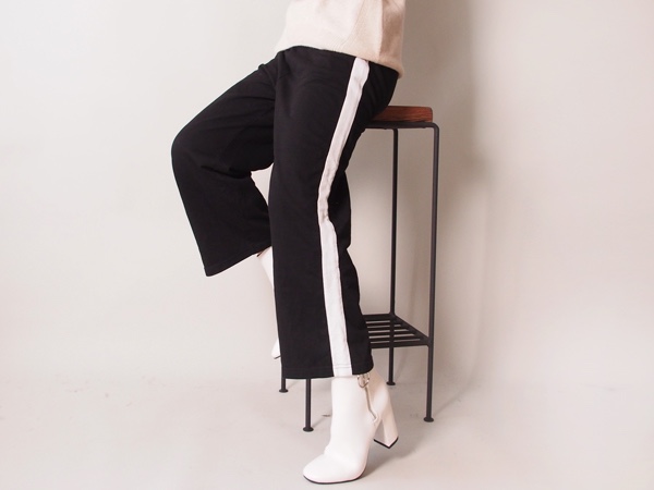 【♡特別価格♡再々々々々販】白いライン入りイージーパンツAABBOTS−001