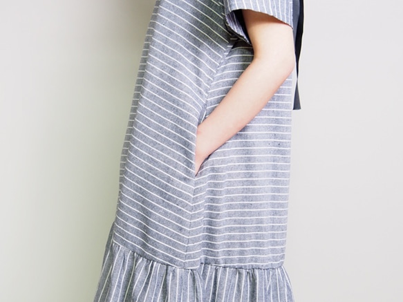 背帶邊框連衣裙（藍色×白色） 第5張的照片