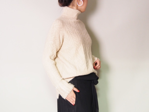 【2025復刻再販】春まで着れる❤︎20回以上再販♪即納♪軽くて暖かい袖ふわふわハイネックニット アイボリー系 1枚目の画像