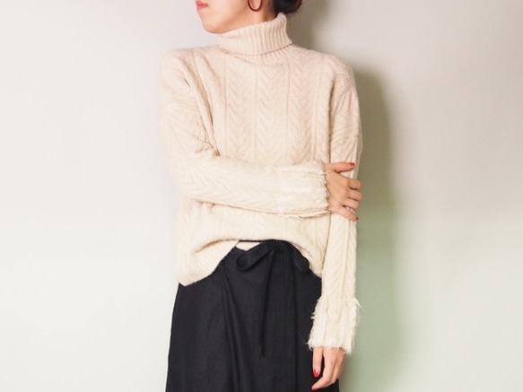 【2025復刻再販】春まで着れる❤︎20回以上再販♪即納♪軽くて暖かい袖ふわふわハイネックニット アイボリー系 2枚目の画像
