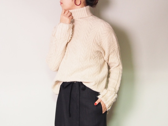 【2025復刻再販】春まで着れる❤︎20回以上再販♪即納♪軽くて暖かい袖ふわふわハイネックニット アイボリー系 3枚目の画像
